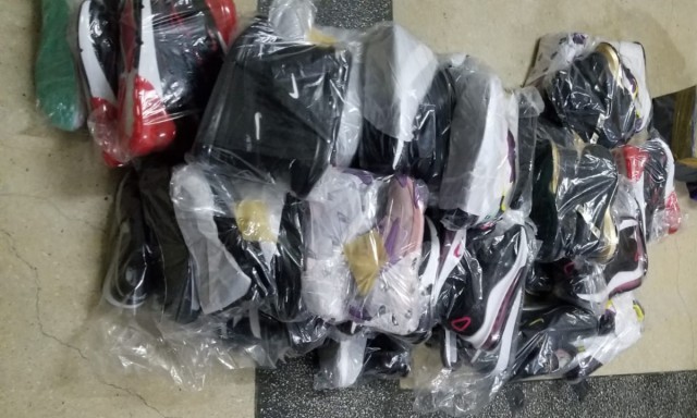 Bunuri susceptibile a fi contrafăcute, descoperite de poliţiştii de frontieră