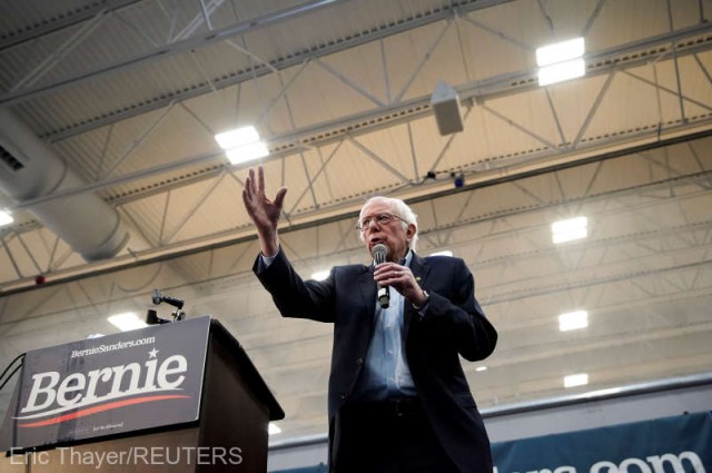 SUA: Protestatare topless au luat cu asalt scena în timp ce Bernie Sanders se afla în campanie în Nevada