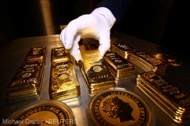 Aurul străluceşte în urma deprecierii dolarului şi a scăderii randamentelor obligaţiunilor
