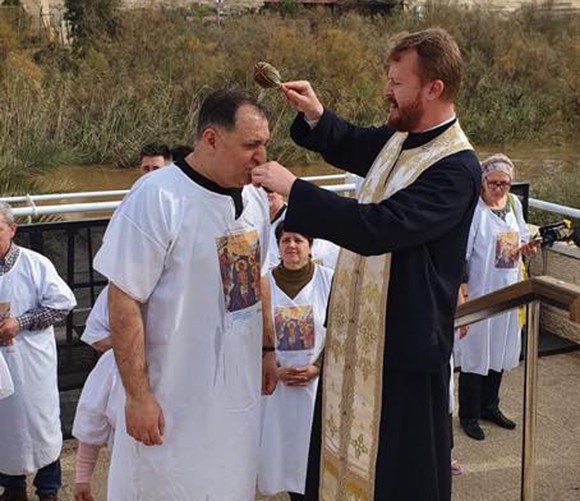 Vali Vijelie s-a botezat în apa Iordanului