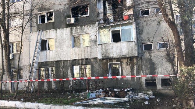 EXPLOZIE într-un BLOC din Medgidia: Mai multe apartamente DISTRUSE, persoană salvată cu SCARA! VIDEO