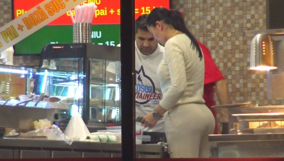 Brigitte și Florin Pastramă s-au încins la șaormerie. Atingeri senzuale lângă rotisor