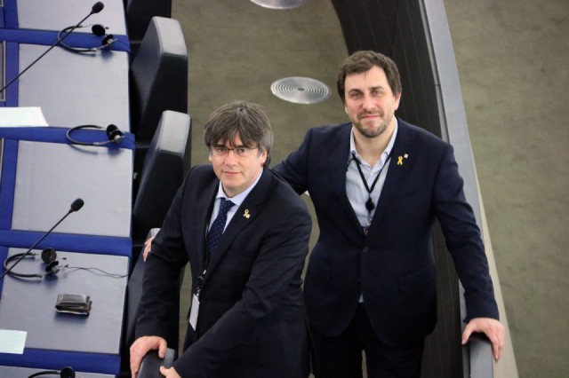 Belgia suspendă cererea de extrădare a Spaniei care îi vizează pe Carles Puigdemont şi Toni Comin