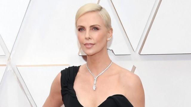 Charlize Theron a purtat un colier de diamante de 5 milioane de dolari la gala premiilor Oscar