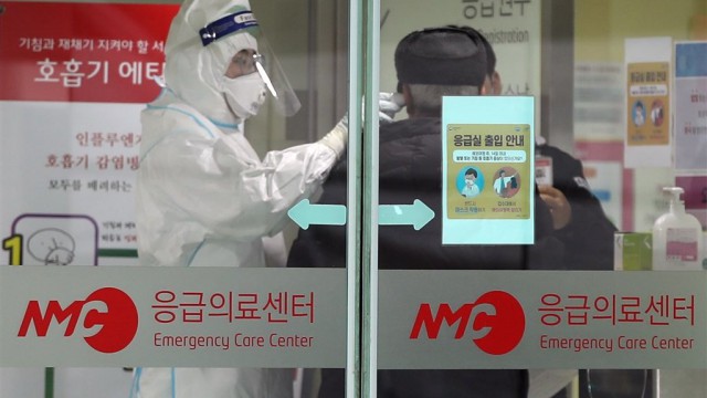 Imagini şocante: Medicii care tratează coronavirusul din China, desfigurați de echipamentele de protecție