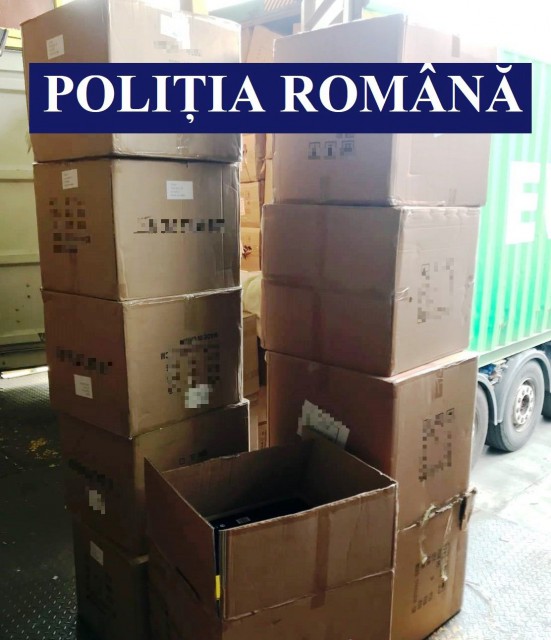 Peste 100 de calculatoare pentru transmisie auto, indisponibilizate de polițiști în port