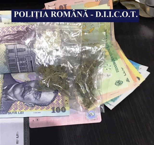 PERCHEZIȚII: Mai mulți bărbați vindeau DROGURI adolescenților!