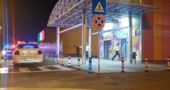 URMĂRIRI pe Aurel Vlaicu: Fugarii au intrat cu mașina în stâlp și s-au ascuns în Jumbo! VIDEO