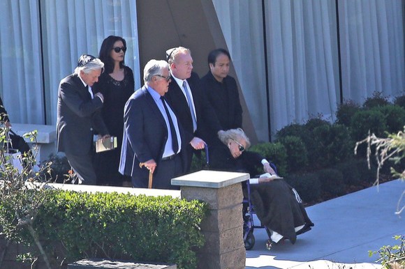 Imaginile durerii la înmormântarea lui Kirk Douglas! Soția Anne și fiul Michael Douglas, răpuși de tristețe