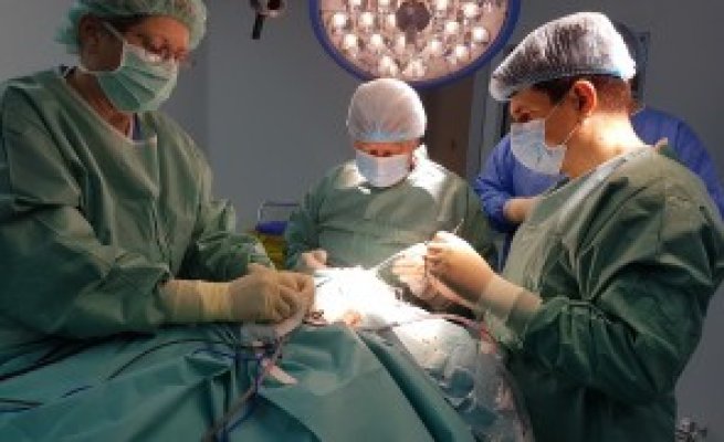 Pacienții cu boli cardiace sunt operați prin incizii foarte mici, de medicii de la Spitalul Universitar din București