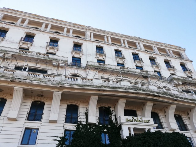 DEZOLANT: Hotelul Palace, încă o perlă a Constanței care și-a pierdut strălucirea
