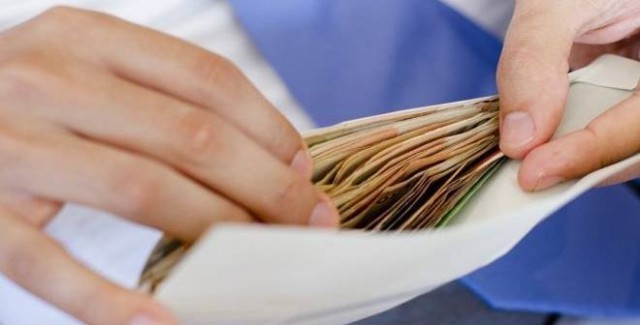 Un fost ofițer de poliție în cadrul Serviciului Public Comunitar Regim Permise a RECUNOSCUT că a luat MITĂ