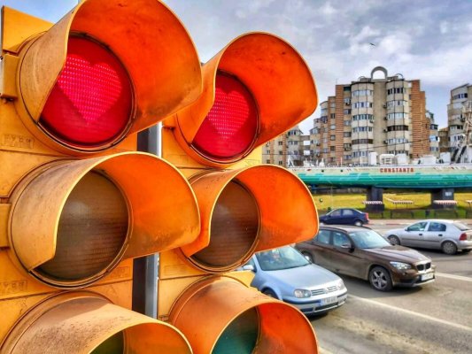 Semafoarele din Constanţa 'sărbătoresc' Ziua Îndrăgostiților