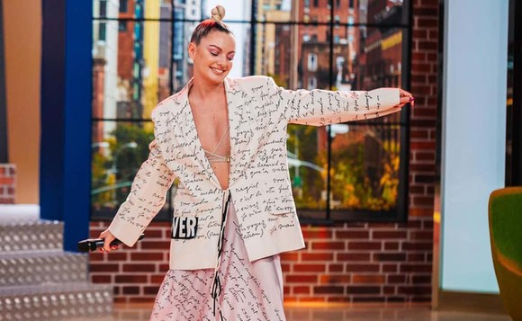 Alexandra Stan a schimbat prefixul, dar nu renunţă la decolteurile obraznice