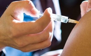 Vaccinul pentru Covid-19 este aproape de descoperire: Mai multe companii de top îşi unesc forţele