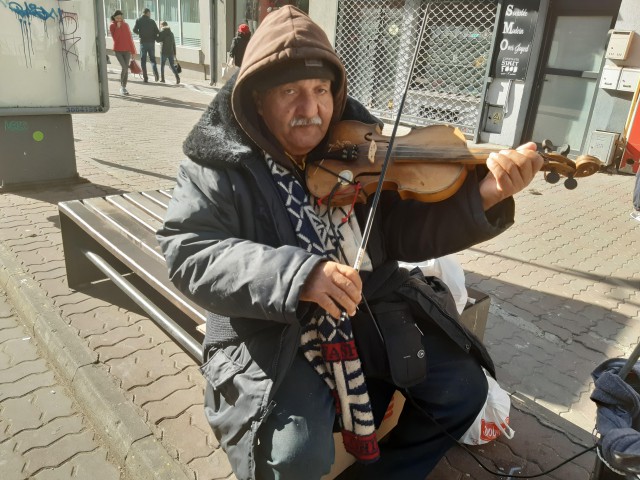 Povestea violonistului de pe faleza Cazinoului: fost bucătar pe nave de croazieră! VIDEO