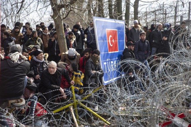 Peste 24.000 de migranţi opriţi la frontiera greacă. UE promite un ajutor financiar Greciei