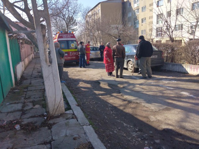 REVOLTĂTOR: Suspecții de CORONAVIRUS le TUȘESC INTENȚIONAT în FAȚA cadrelor de la Ambulanță!