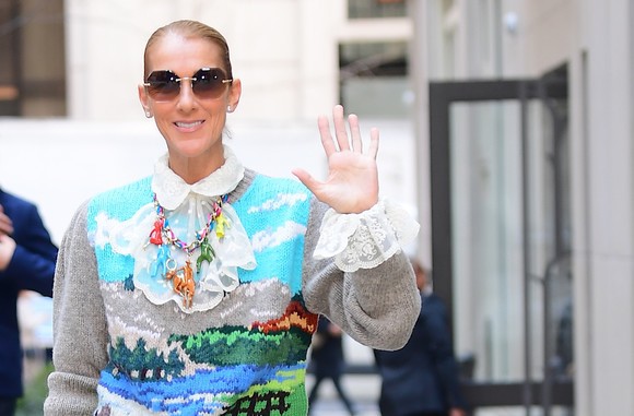 Céline Dion, pe stradă, ca pe podiumul de prezentare. Culori intense și combinații inedite