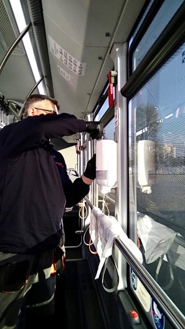 Autobuzele din Constanța, DOTATE cu dispensere ce conțin DEZINFECTANT