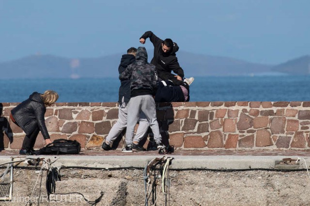 Confruntări între poliţia greacă şi migranţi la frontiera turcă. În insula Lesbos localnicii împiedică debarcarea migranţilor