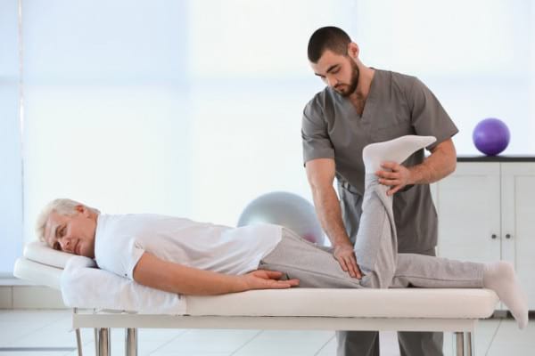 Fizioterapia, un aliat pentru a combate durerea de genunchi