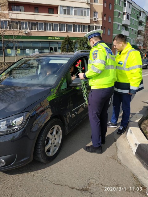 Polițiștii tulceni au întâmpinat sexul frumos din trafic cu mărţişoare și flori