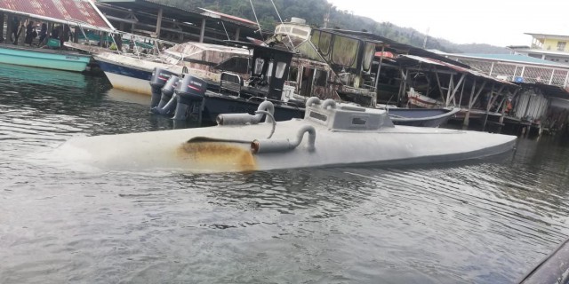 Cinci tone de cocaină, capturate în apele statului Panama la bordul unui semi-submersibil artizanal