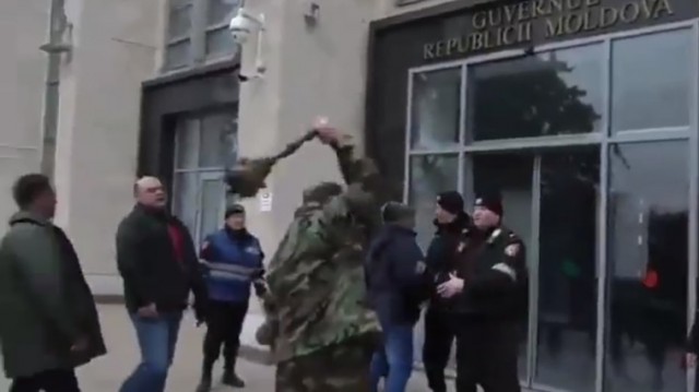 Protest antiguvernamental la Chişinău la 28 de ani de la conflictul din Transnistria: Uşa clădirii guvernului spartă cu buzduganul de un veteran