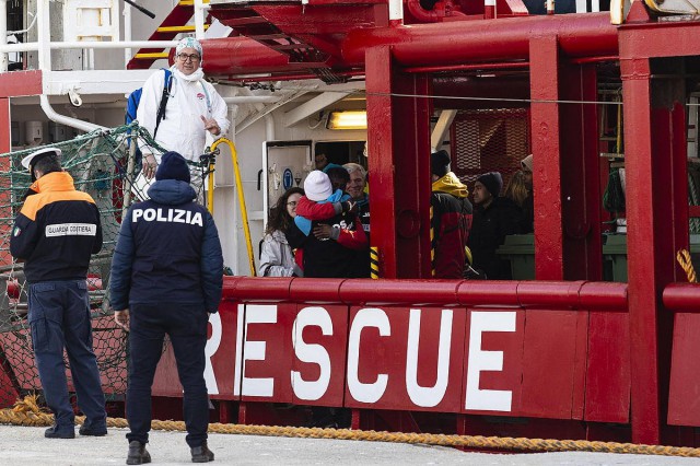 Cei 274 de migranţi salvaţi de nava Ocean Viking în Mediterana vor fi debarcaţi în Sicilia şi plasaţi în carantină