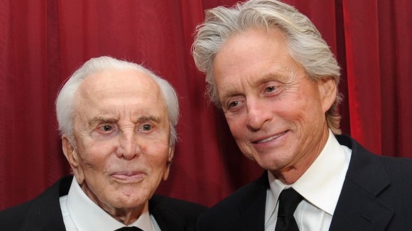 Kirk Douglas nu i-a lăsat nici măcar un singur dolar lui Michael! Cine a primit întreaga avere
