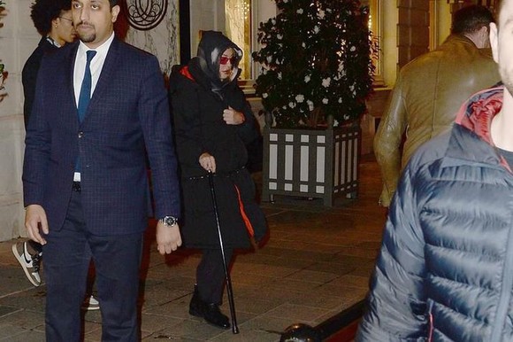 Madonna a ajuns în baston. Ce se întâmplă cu diva pop
