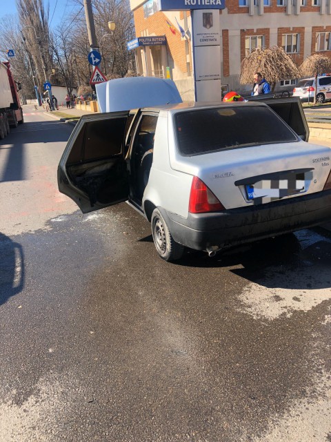 Un șofer CERTAT cu LEGEA și-a DAT foc la MAȘINĂ în fața Poliției Rutiere din Constanța!