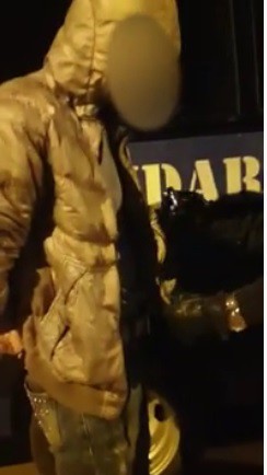 Prinși în FLAGRANT în timp ce FURAU motorină dintr-un rezervor