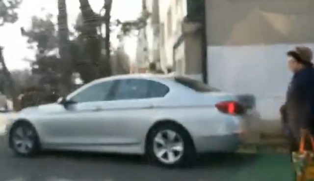 PERICOL PUBLIC în BURICUL Constanței: cu BMW-ul pe trotuar, la un PAS să BUBUIE mai mulți pietoni. VIDEO!