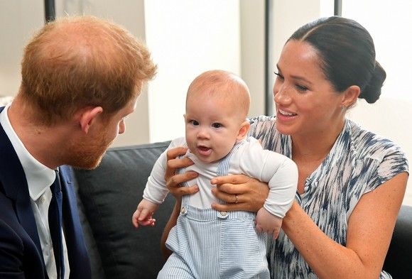 Decizia luată de Prinţul Harry şi Meghan Markle în privinţa lui Archie. Regina e furioasă