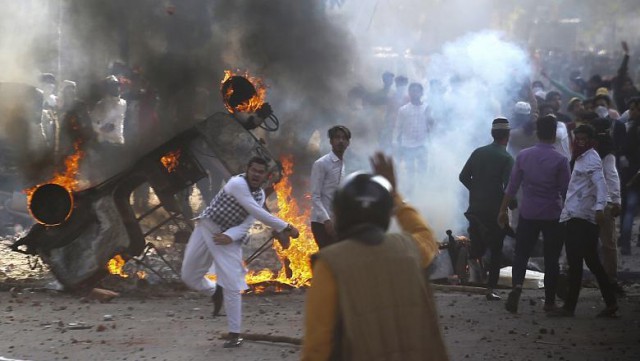 Violenţe intercomunitare la New Delhi: cel puţin 20 de morţi şi 200 de răniţi, potrivit unui nou bilanţ