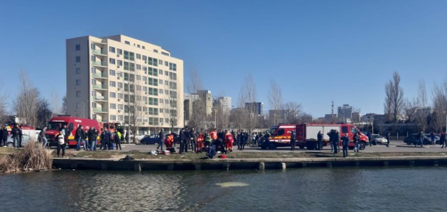 Autoturism cu două persoane în el, dintre care un COPIL, CĂZUT în lac. VIDEO