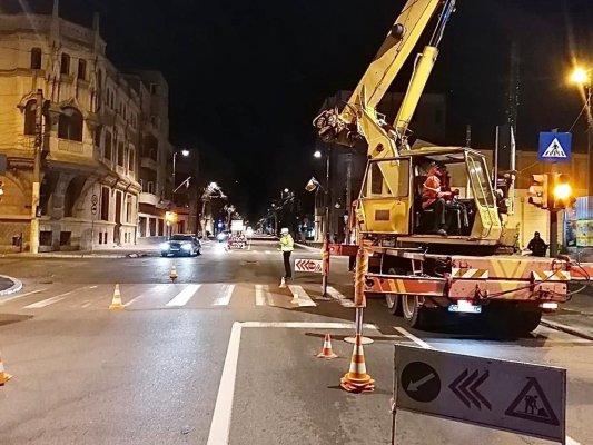 Continuă lucrările de dezafectare a stâlpilor goliți de cablurile aeriene