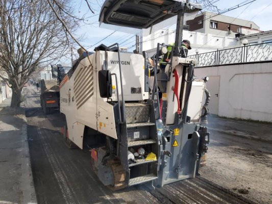 Se reabilitează carosabilul pe străzile din cartierul Faleză Nord