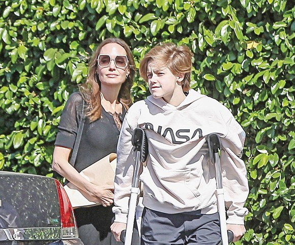 Fetele Angelinei Jolie au fost operate. Zahara şi Shiloh au serioase probleme de sănătate