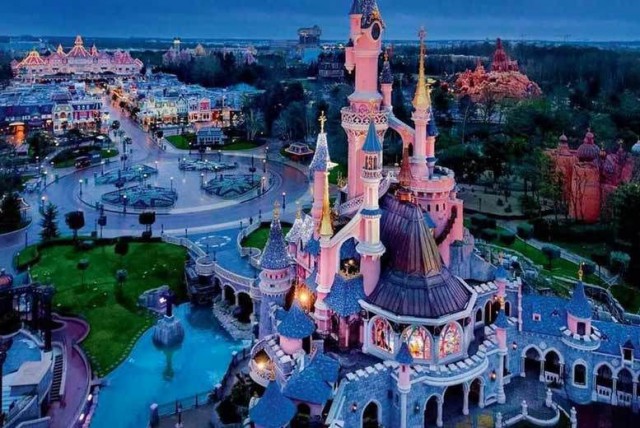 Coronavirus - Disneyland Paris confirmă că un angajat a fost testat pozitiv