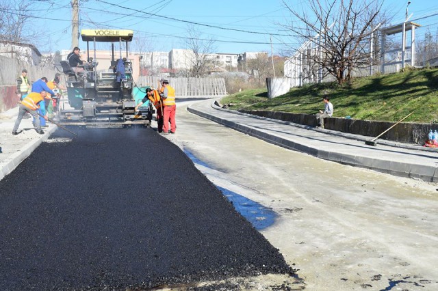 Se asfaltează primul tronson de pe strada Cazărmii din Cernavodă