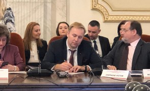ALERTĂ! Ministrul interimar al Sănătății, Victor Costache, a PICAT iar la votul de încredere din Parlament!