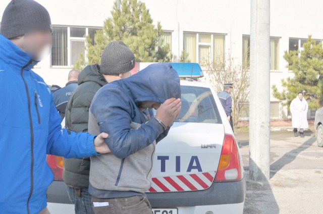 RECIDIVIST, ESCORTAT şi ÎNCARCERAT la POARTA ALBĂ
