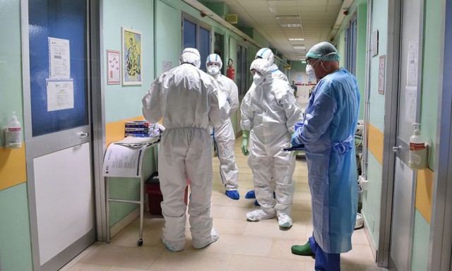Coronavirus: Medicii italieni din prima linie, confruntaţi cu decizia dificilă de a alege pe cine să salveze