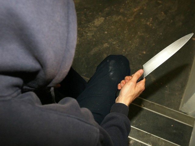 Un bărbat a fost ucis de fiul acestuia cu 200 de lovituri de cuțit 