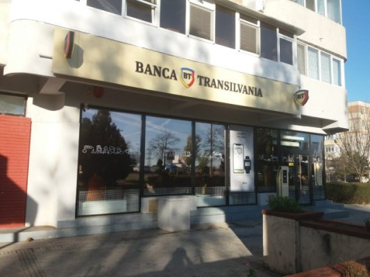 Banca Transilvania anunţă posesorii de carduri de credit că amână obligaţia de plată până în luna mai