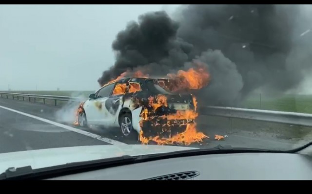 VIDEO! Un TAXI a ARS ca o torță pe AUTOSTRADA SOARELUI!
