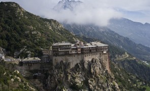 COVID-19 pe Muntele Athos: Peste o mie de călugări au fost infectați